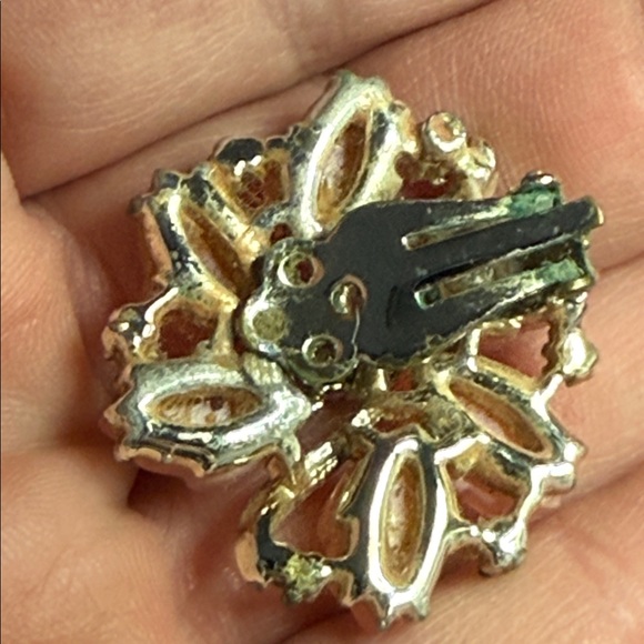 Vintage Elegant Floral Earrings Clip on Pink Cluster Petals Flower Gold Tone - Picture 3 of 7